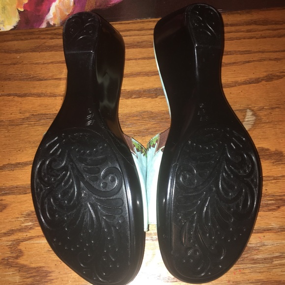 JCon African Tribal print open toe sandals that tell a story. - Picture 8 of 11